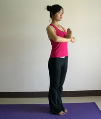 Coach demonstrates weight loss yoga to quickly reduce body weight (picture)