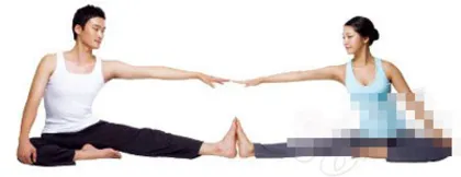 Couples yoga helps you and me get closer (photo)