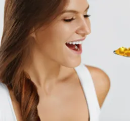Simple face-lifting yoga creates an exquisite small V face (Photo)