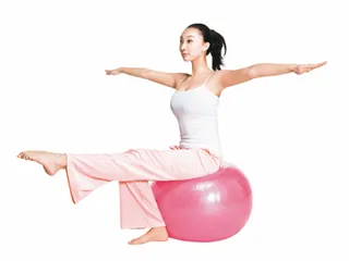 Yoga ball slimming exercises effectively burn fat and create a soft curve (picture)4