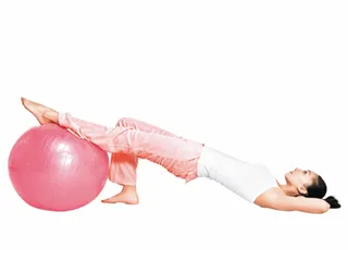 Yoga ball slimming exercises effectively burn fat and create a soft curve (picture)5