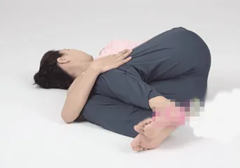 Practice yoga at home on May Day to ease your stomach (photo)5
