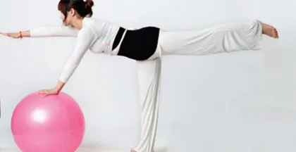 Simple ball yoga makes your body lines more beautiful (picture)3