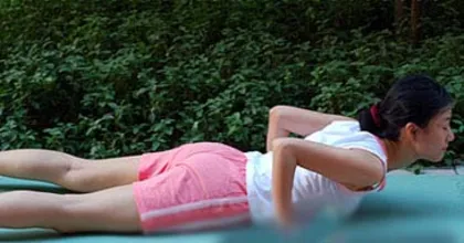 Two styles of face-lifting yoga drive away double chins (picture)1