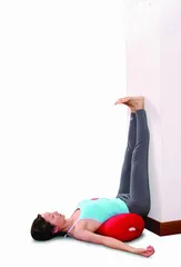 Lean against the wall and lie down to lose weight yoga to beautify the leg curve (picture)