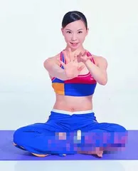 Two yoga moves with thin arms and breast enhancement (picture)3