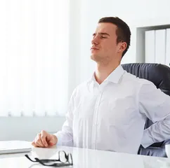 White-collar workers lose weight and slim down simple and easy-to-learn office yoga moves