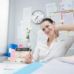 White-collar workers lose weight and slim down simple and easy-to-learn office yoga moves1