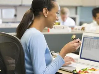 Please pay attention to white-collar slimming! Top 5 wrong sitting posture will keep your stomach thin