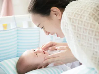 Do weight loss exercises with your baby to restore your prenatal figure while playing