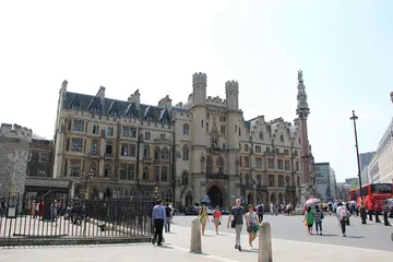 Top ten famous tourist attractions in the UK8