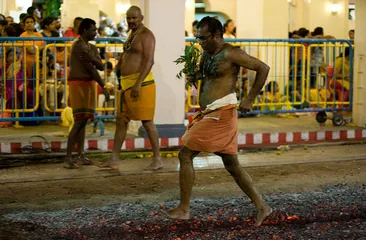 The strangest religious ritual in the world, the fire festival custom in the Fiji Islands4