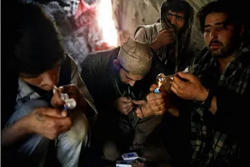 Pakistan's unique "scorpion smoke" custom