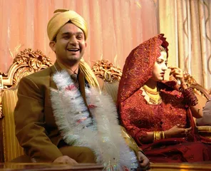 Strange wedding custom in Pakistan holds a "wreath" to entertain guests