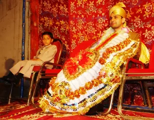 Strange wedding custom in Pakistan holds a "wreath" to entertain guests1