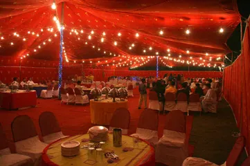 Strange wedding custom in Pakistan holds a "wreath" to entertain guests4