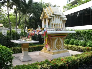 Experience the unique customs of various countries3