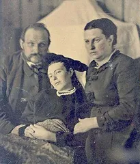 Strange and horrific custom: "posing for pictures of dead people"3