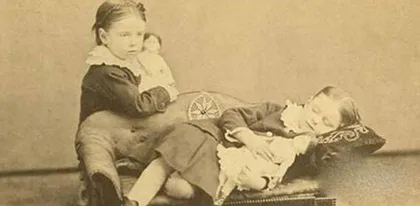 Strange and horrific custom: "posing for pictures of dead people"4