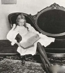 Strange and horrific custom: "posing for pictures of dead people"6