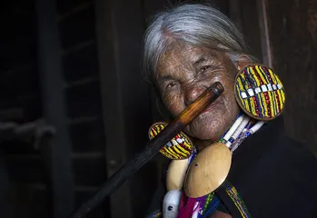Exploring the strange customs of ancient Myanmar tribes: Women are beautiful with tattoos on their faces1
