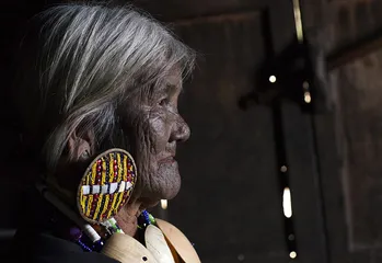Exploring the strange customs of ancient Myanmar tribes: Women are beautiful with tattoos on their faces2