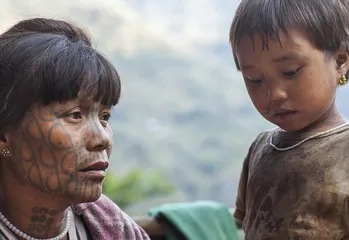 Exploring the strange customs of ancient Myanmar tribes: Women are beautiful with tattoos on their faces3
