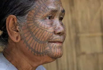 Exploring the strange customs of ancient Myanmar tribes: Women are beautiful with tattoos on their faces4