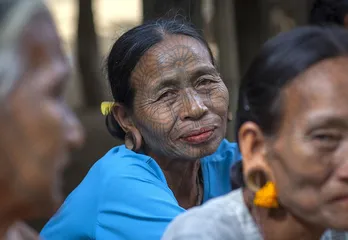 Exploring the strange customs of ancient Myanmar tribes: Women are beautiful with tattoos on their faces6