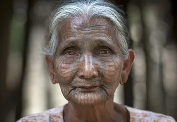 Exploring the strange customs of ancient Myanmar tribes: Women are beautiful with tattoos on their faces7