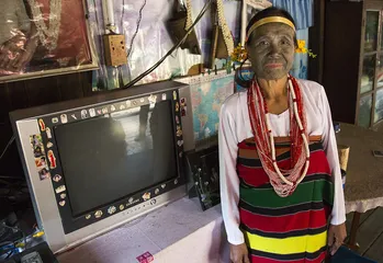 Exploring the strange customs of ancient Myanmar tribes: Women are beautiful with tattoos on their faces9