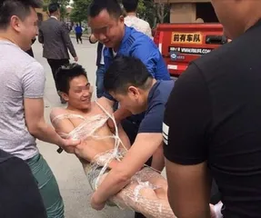 A strange wedding custom in Ankang, Shaanxi Province: the groom was stripped naked, tied to a tree and splashed dog blood