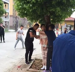 A strange wedding custom in Ankang, Shaanxi Province: the groom was stripped naked, tied to a tree and splashed dog blood1