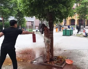 A strange wedding custom in Ankang, Shaanxi Province: the groom was stripped naked, tied to a tree and splashed dog blood6