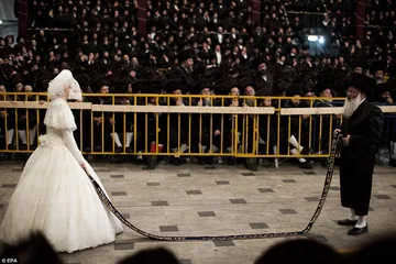Strange and interesting wedding customs3