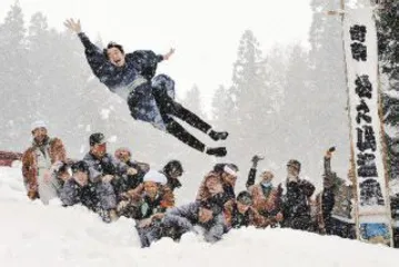 Strange customs in Japan-throwing son-in-law in winter1