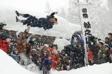 Strange customs in Japan-throwing son-in-law in winter2