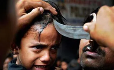 Shiite Muslim traditional custom "Ashura": bloody cuts the scalp