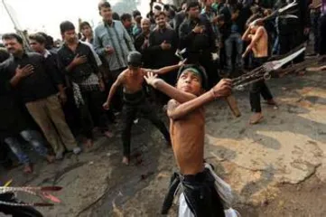 Shiite Muslim traditional custom "Ashura": bloody cuts the scalp4