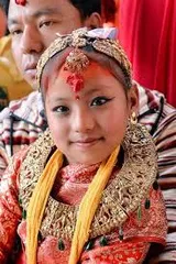 Young living Buddhas in Nepal also need to learn to walk!10