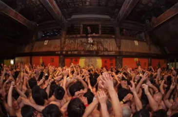 Japan's exotic custom-Naked Sacrifice Festival, naked men and women snatch luck sticks