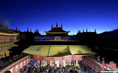 Believers of the "Fairy Festival" in Xizang went to Jokhang Temple at 5 a.m. to pray for Buddha