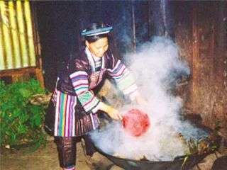 Unique living customs of the Yao people in Guangxi: Yao family waist bath