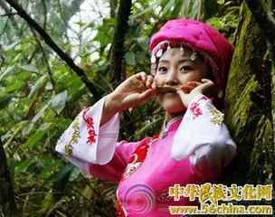 Love custom between men and women in Xiangxi Tujia people: wooden leaves convey love