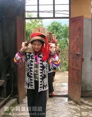 Hani custom in green spring: carrying "holy water"