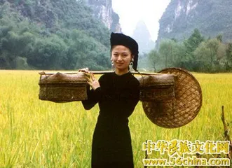 Zhuang people have many customs, traditions and habits. Everyone can sing. Everyone can sing1 