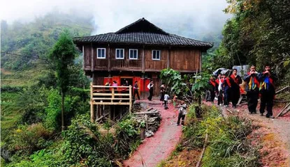 The unique marriage and love customs of the Yao people in Chashan, Jinxiu, Guangxi-Climbing buildings