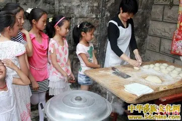 View unique and magical folk customs during the Dragon Boat Festival Cultural Festival in Qu Yuan's Hometown