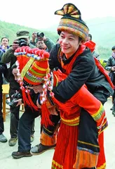 Zhuang family "Ougui": The woman marries a man, and the bride carries her husband into the bridal chamber