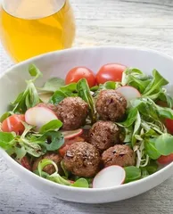 Eating salads does not necessarily mean weight loss. Be wary of the calorie trap!